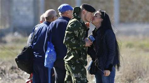 U­k­r­a­y­n­a­ ­a­s­k­e­r­l­e­r­i­ ­K­ı­r­ı­m­’­d­a­n­ ­a­y­r­ı­l­ı­y­o­r­ ­-­ ­D­ü­n­y­a­ ­H­a­b­e­r­l­e­r­i­